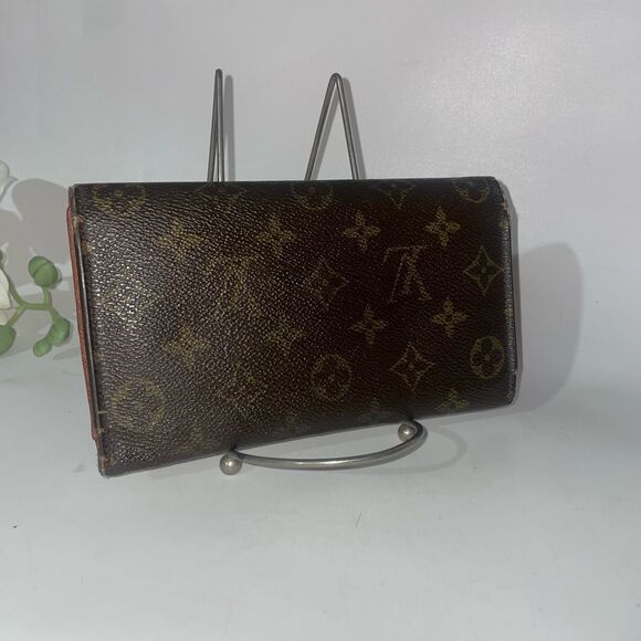 Authentic Louis Vuitton Monogram International Wallet - Picture 2 of 15